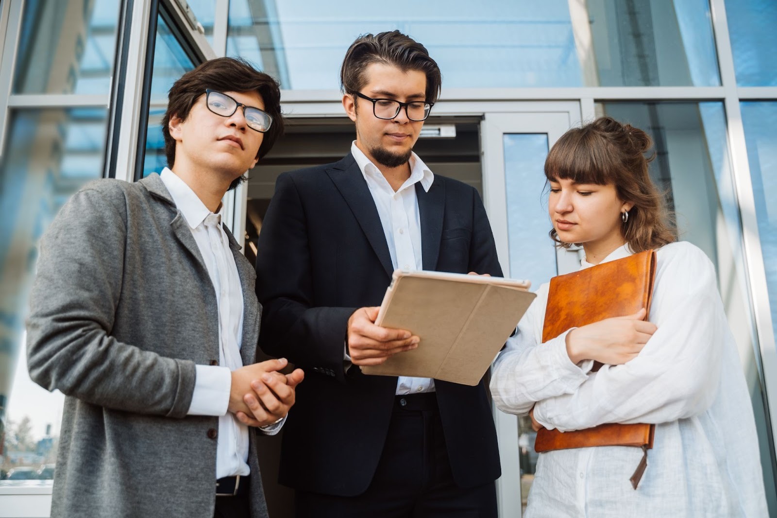 ラグジュアリーコングロマリットとは?3大グループの強みを比較解説