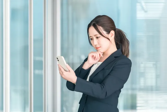多くの人が「転職エージェントは使うべきか」と悩む理由