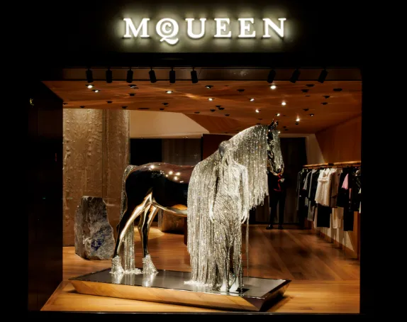 Alexander McQueen（アレキサンダー・マックイーン）とはどんなブランドか？